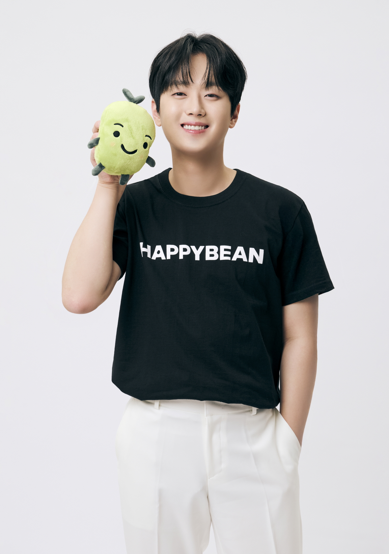 가수 이찬원이 밀알복지재단과 함께 장애아동 치료비 지원을 위한 ‘네이버 해피빈 정기저금’에 참여했다..jpg