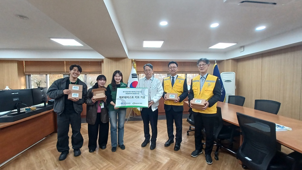 명지전문대학 기증식 사진(1)_단체샷.jpg