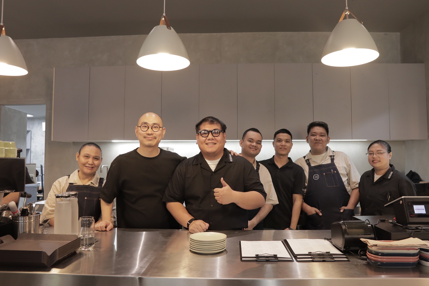 히즈빈스 키친 2호점 직원들의 모습.JPG