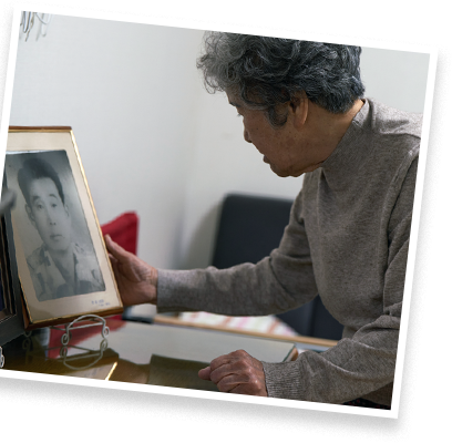 영정사진 쓰다듬는 할머니