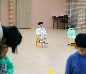 시설에서 홀로 있는 정원이의 모습1