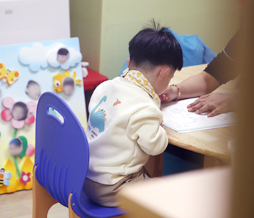 시설에서 홀로 있는 정원이의 모습2