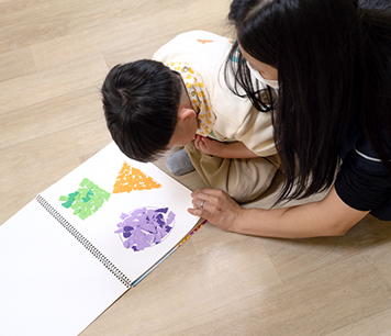 시설에서 홀로 있는 정원이의 모습3