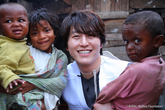 우리재단,  류수영 나눔대사에 감사패 전달